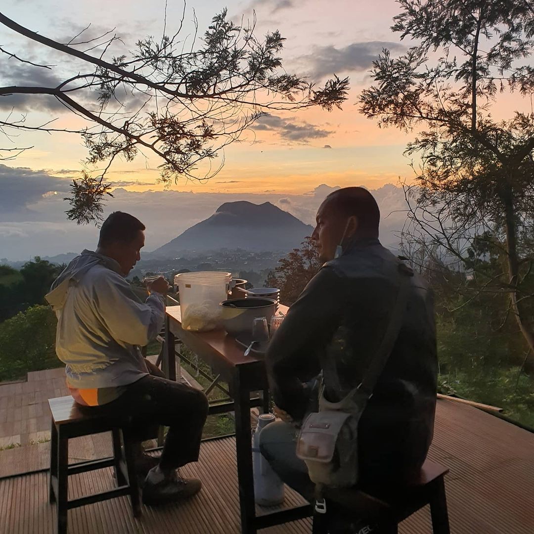 Merbabu View Cafe Review Menu Dan Lokasi Travelandword