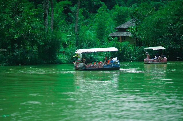 berkeliling danau dengan perahu (foto via ig @boonpringandeman)
