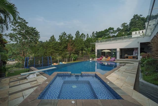 Villa Di Sentul Dengan Private Pool via ig @stanasavagevilla