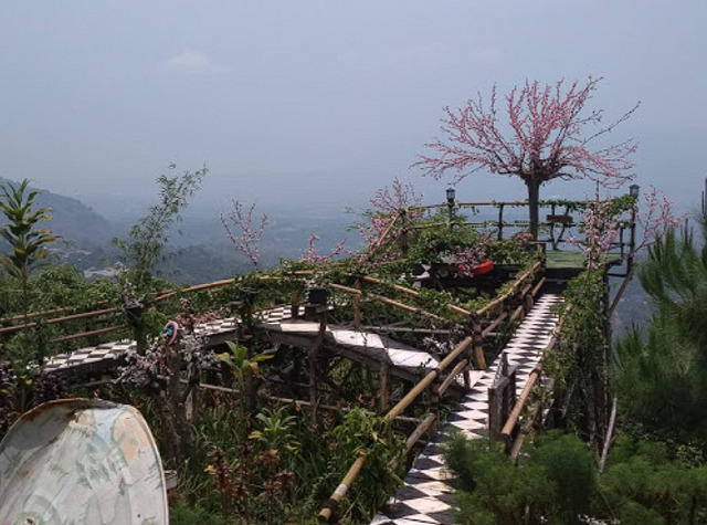 menikmati panorama alam di bukit bintang bogor