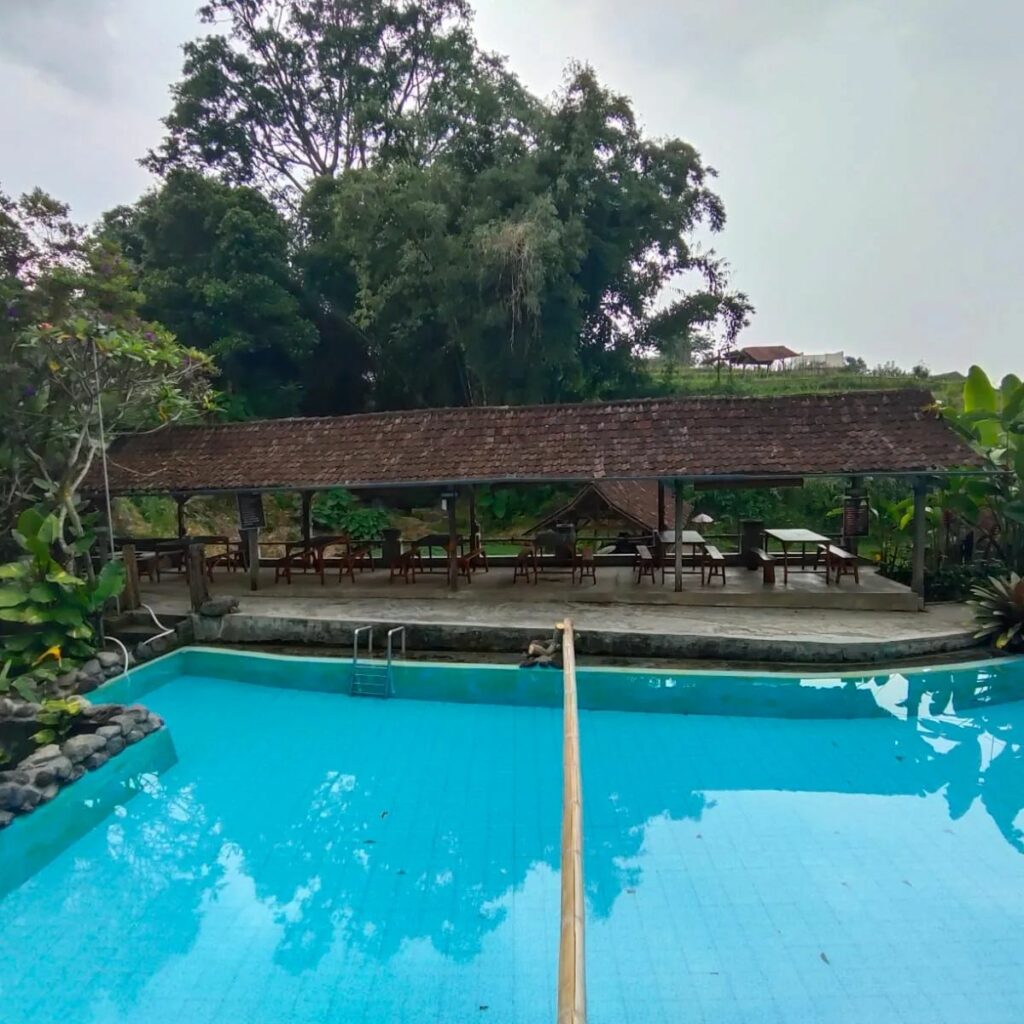 kolam renang via @tamandolanbatu
