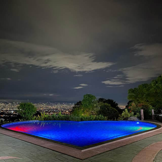 kolam renang romantis di bandung via ig @taman.lovesoreang