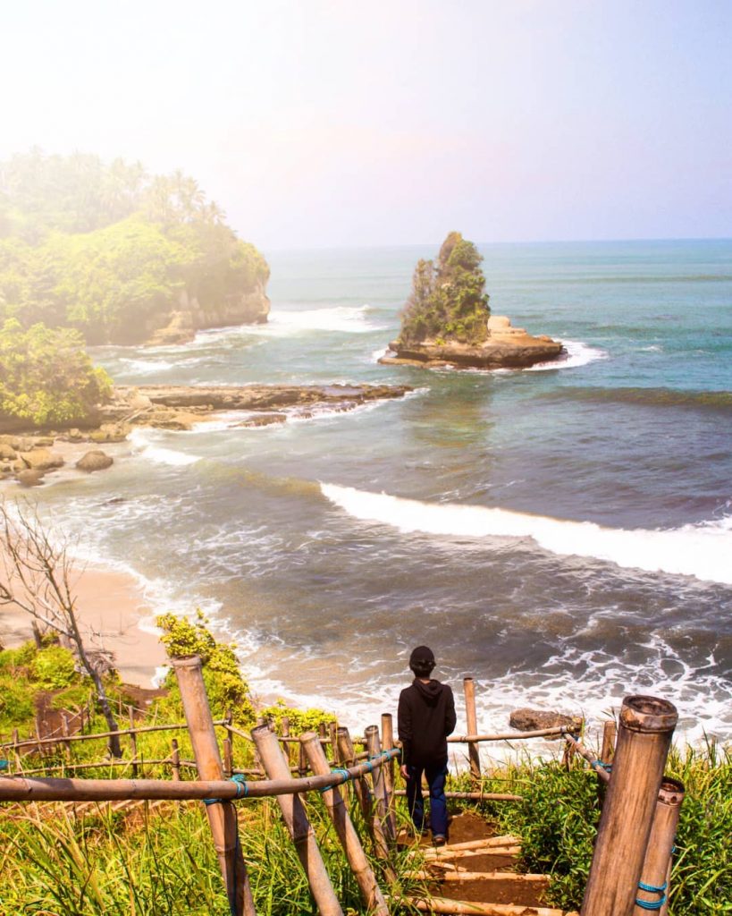 jalan menunju pantai karang gantungan ujung genteng