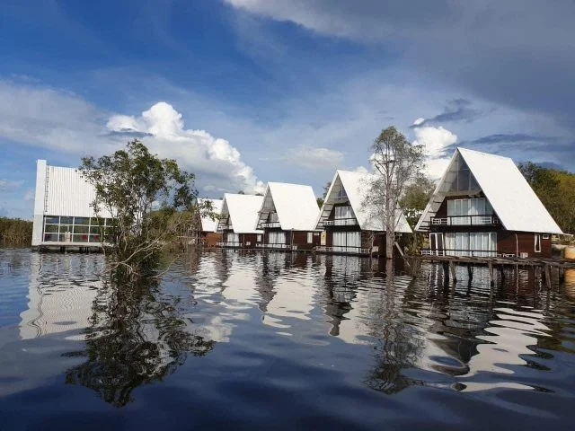villa terapung danau laet tayan