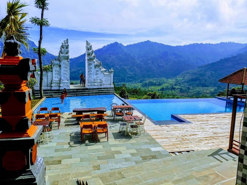 kolam renang di lokasi mandapa kirana resort