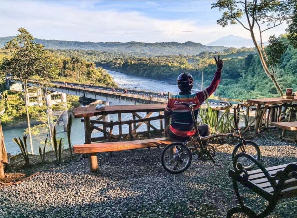 view sungai progo dan perbukitan menoreh