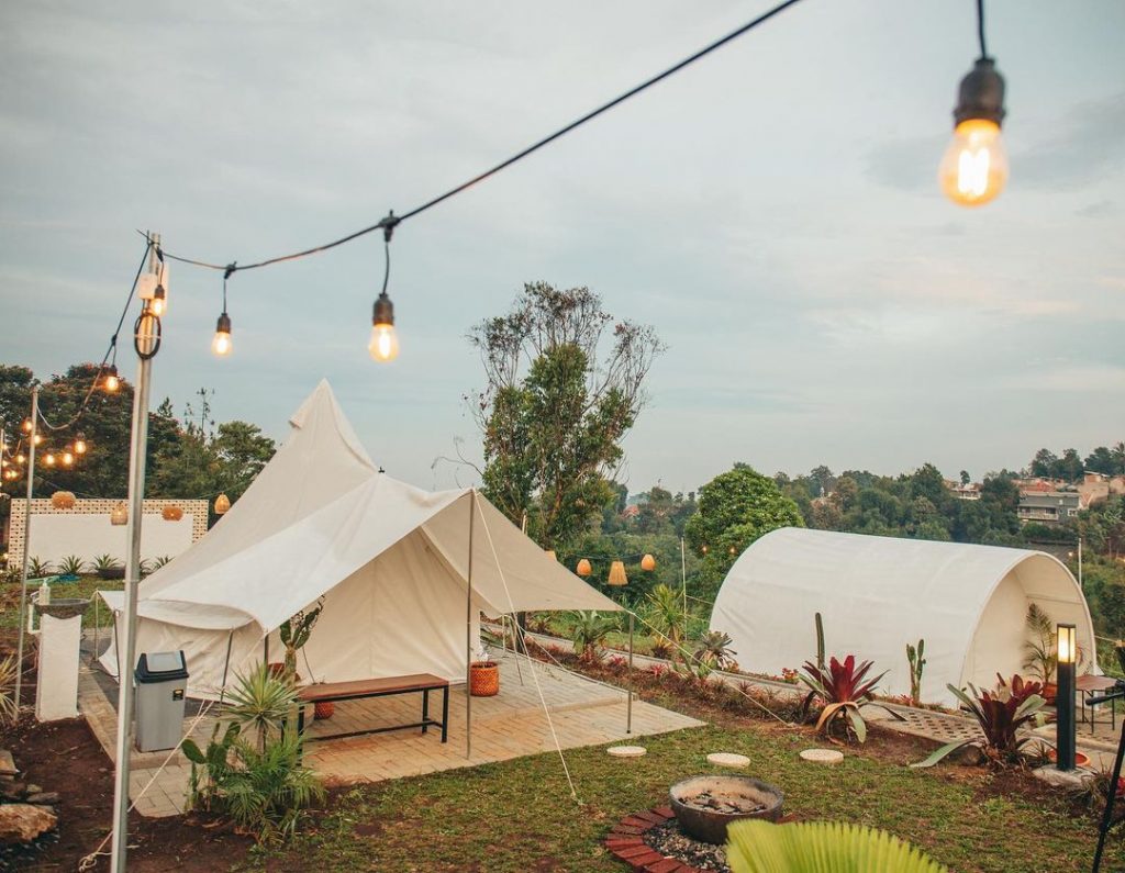 bola bola lampu di dekat tenda