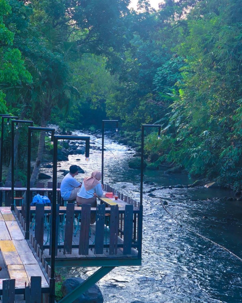 cafe tepi sungai di klaten