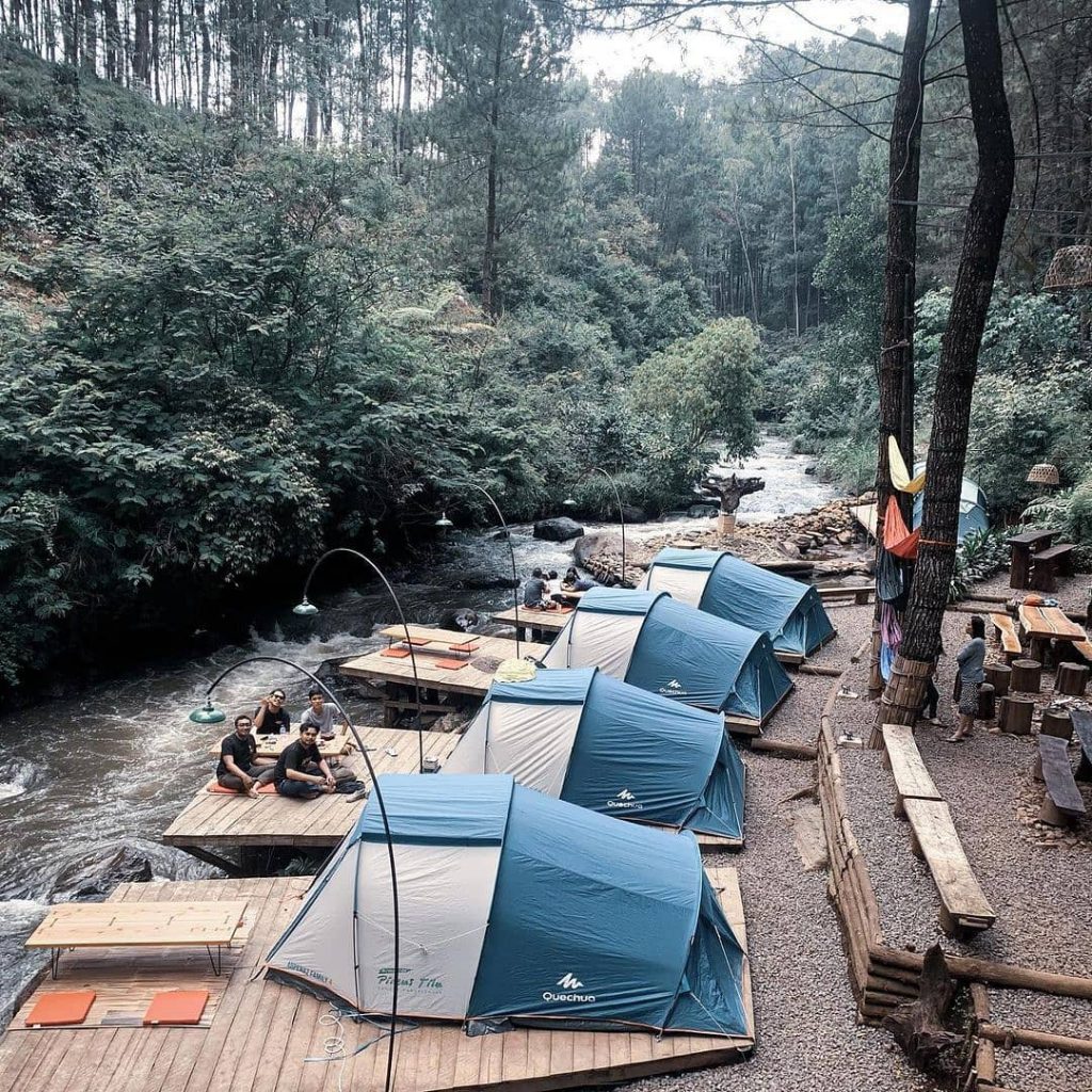 camping di pengalengan tepi sungai