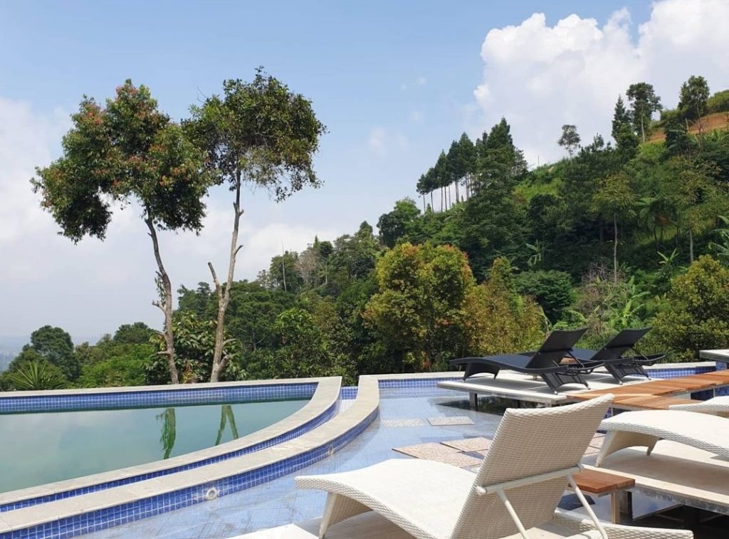 resort di puncak dengan kolam renang