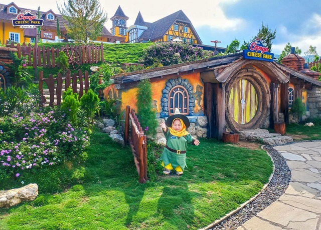 spot instagramable hobbit house
