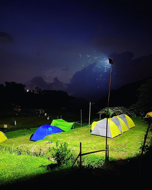 camping di sumber gempong trawas (foto via ig sumbergempong.id)