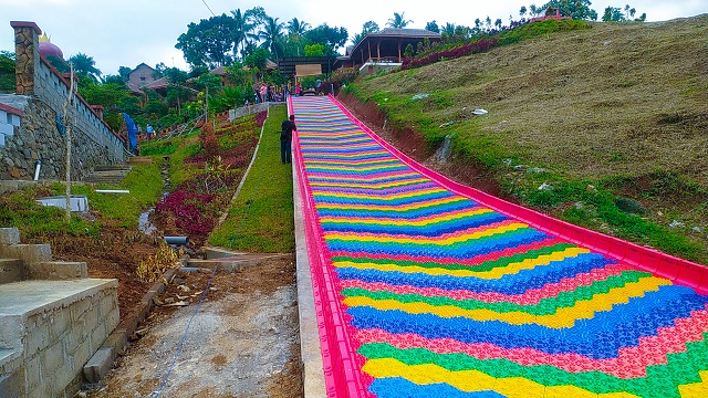 wahana rainbow slide (via fb)