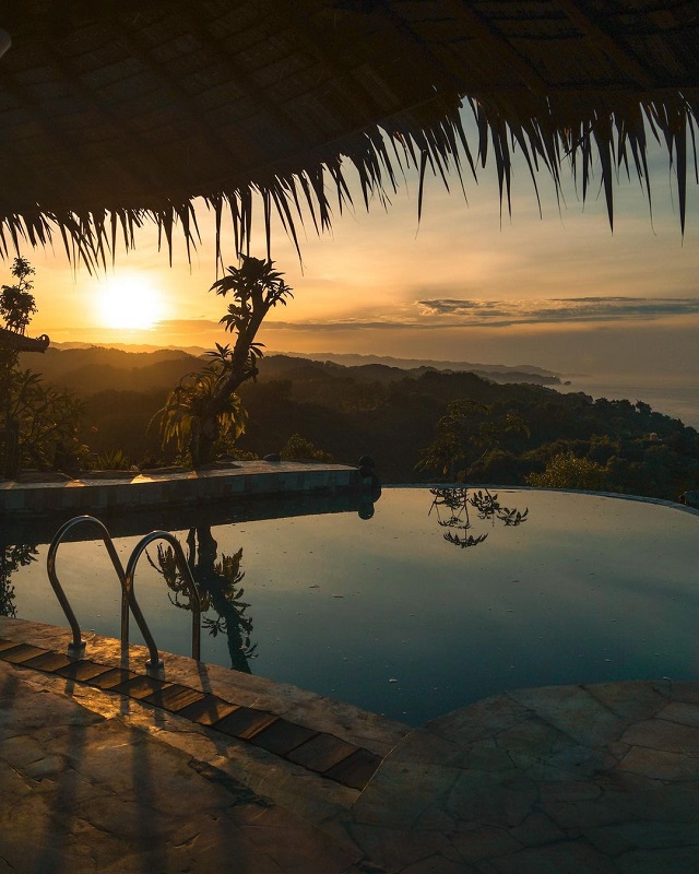 infinity pool dan sunset di ama awa resort via ig @amaawa_resort