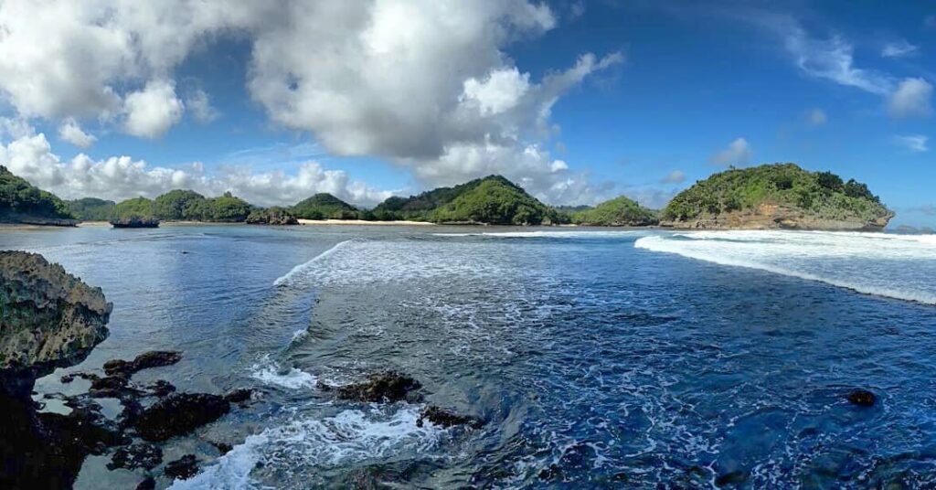 pantai teluk asmara malang