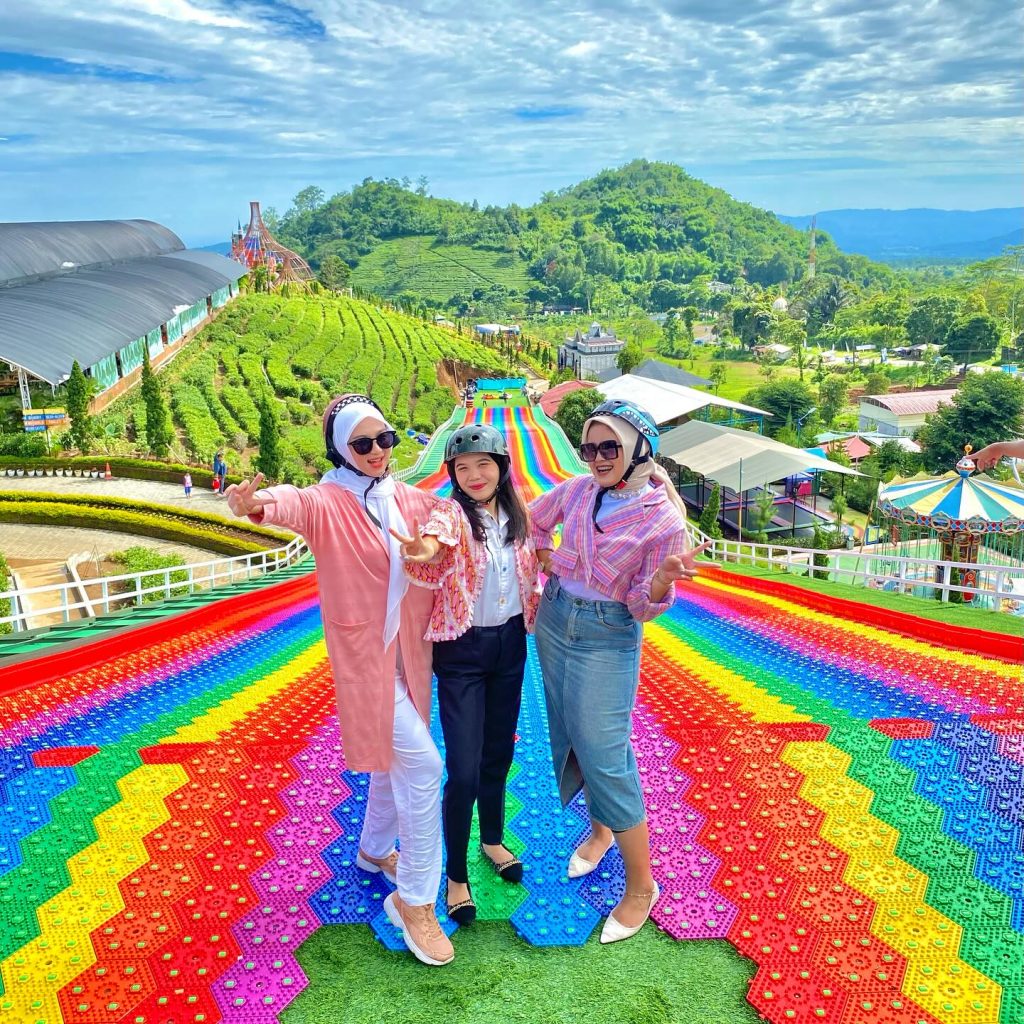 wahana rainbow slide via @florawisata_dcastello