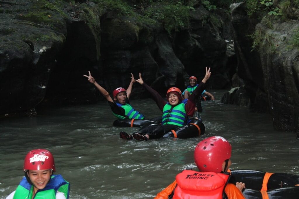 Karst Tubing Sedayu, Wisata Alam yang Asyik untuk Outbond dan Susur Sungai