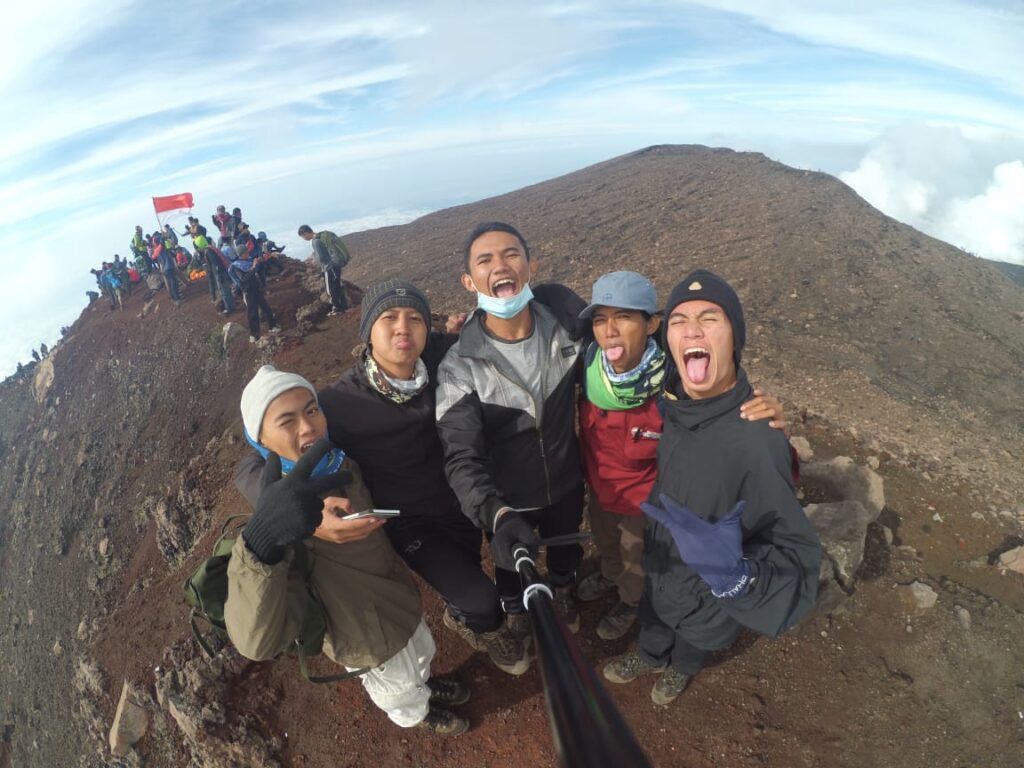 PAKET PENDAKIAN GUNUNG SLAMET FASILITAS STANDAR - Wisata Gunung Indonesia