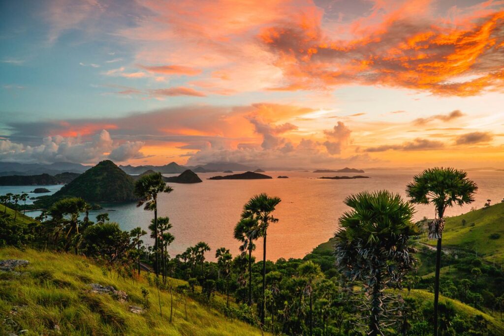 Bukit Cinta Labuan Bajo Spot Terbaik Menikmati Sunset Di Laut Flores