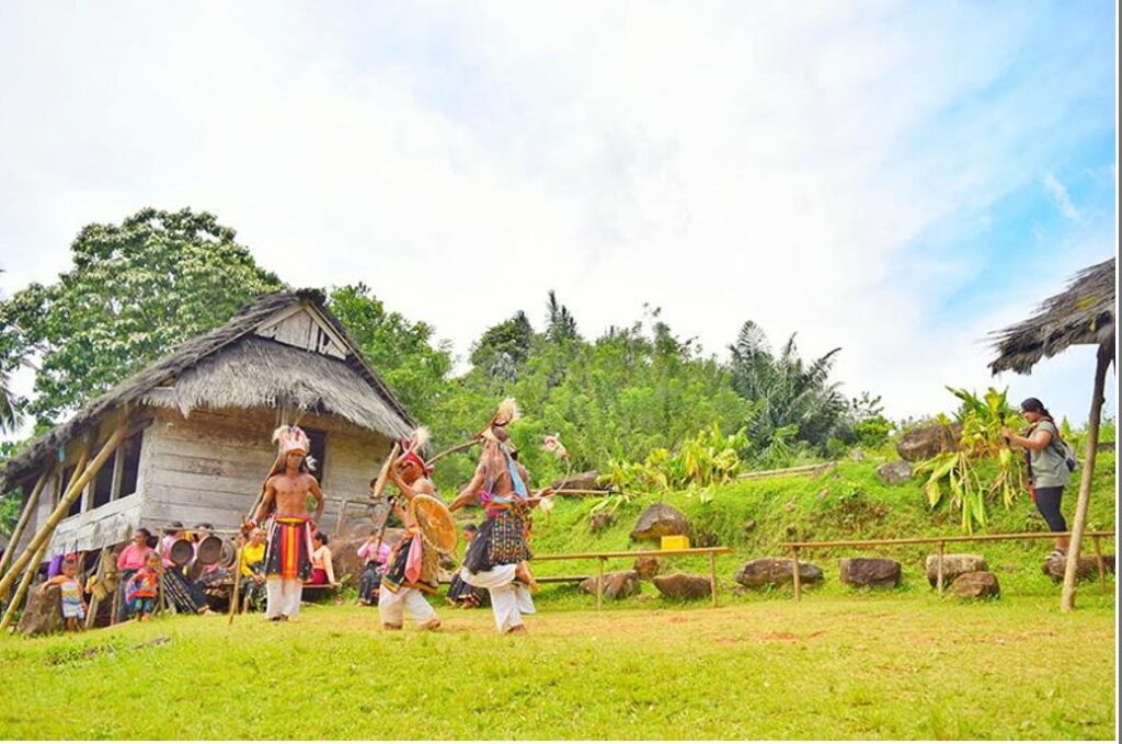 Menikmati Labuan Bajo Sembari Mengenal Budaya di Kampung Melo