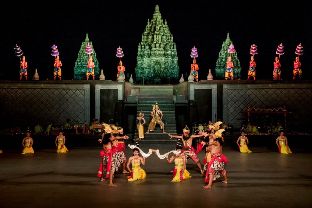 Tarian Ramayana di malam hari - Ulasan Sendratari Ramayana di Prambanan, Sleman, Indonesia