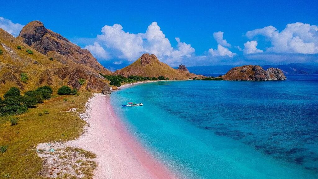 Pantai Pink Tercantik di Dunia, Indonesia Punya Dua