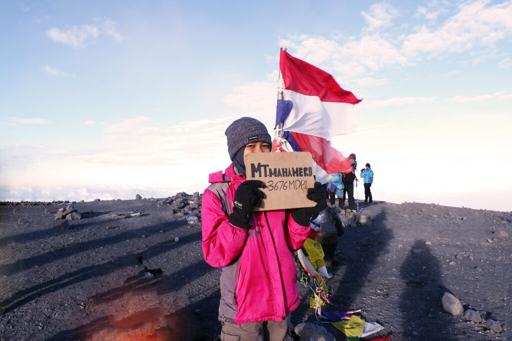 Puncak Gunung Semeru yang Gagah – Siti Mustiani