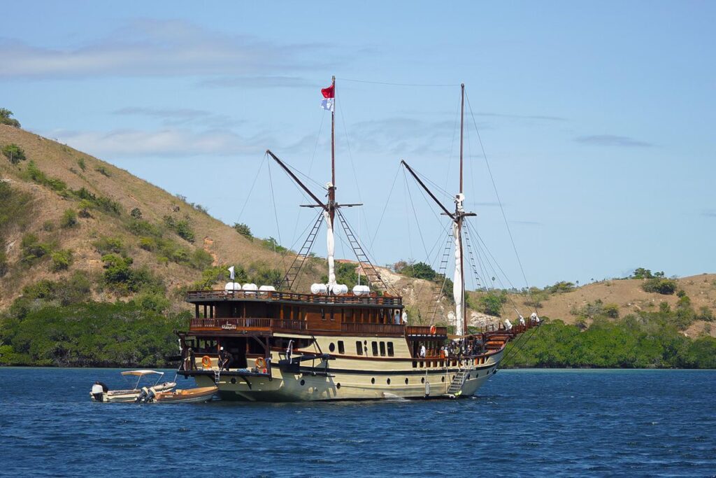  Menyusuri Pulau Rinca dan Nusa Kode