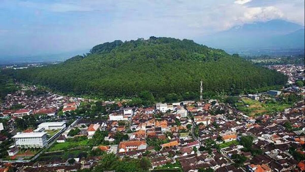 Sejarah Gunung Tidar yang Akan Menjadi Lokasi Pelatihan Menteri Prabowo