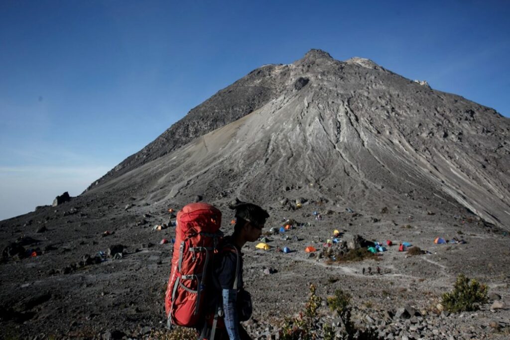 160 Pendaki di Pasar Bubrah Gunung Merapi Dievakuasi Turun