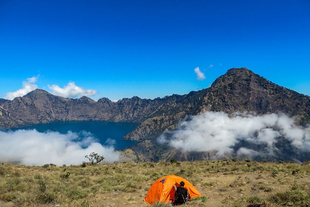 Tips Aman Mendaki Gunung Rinjani yang Buka Lagi 16 Maret 2025