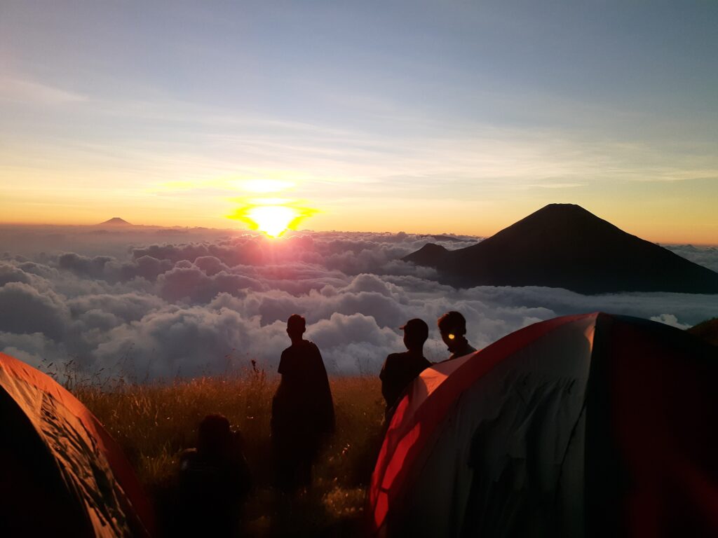 Pendakian Gunung Sumbing, Menyambangi Kepingan Surga di Atas Awan