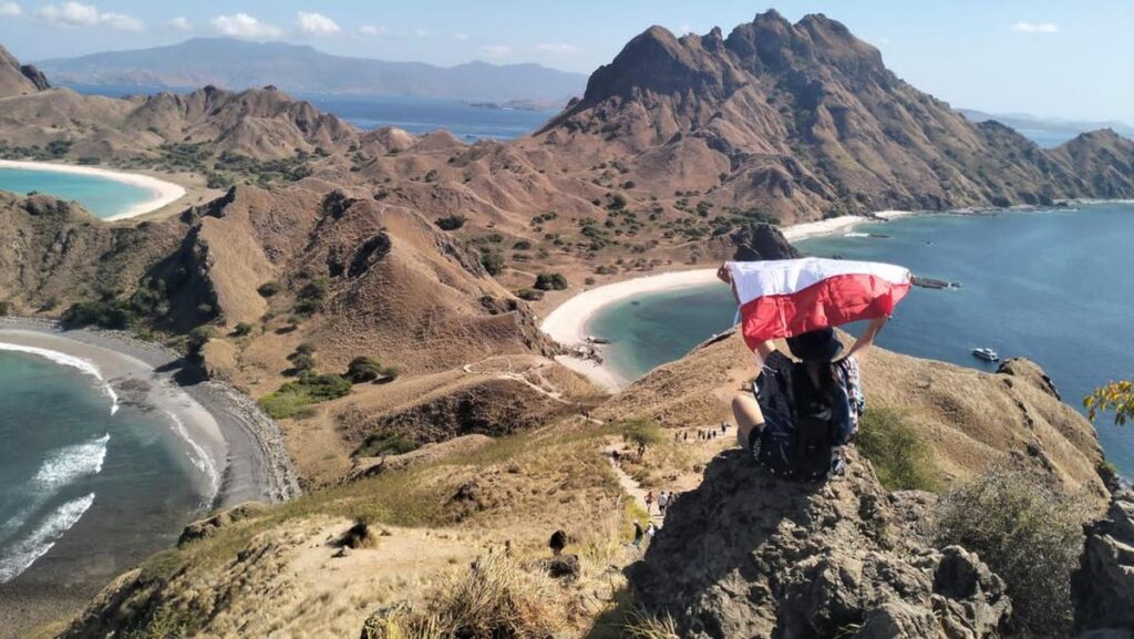  Treking ke Puncak Pulau Padar, Lewati Medan Terjal-Spot Foto Bertaruh Nyawa