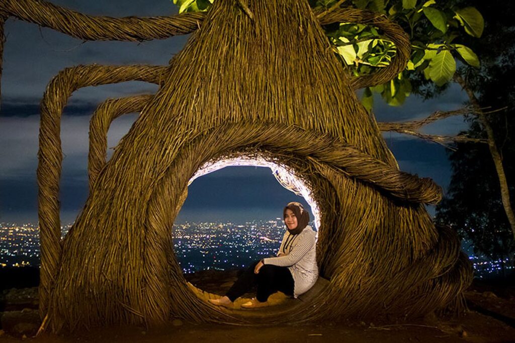 Ingin Dapat Foto Malam yang Keren di Pinus Pengger, Berikut 5 Tipsnya Halaman all