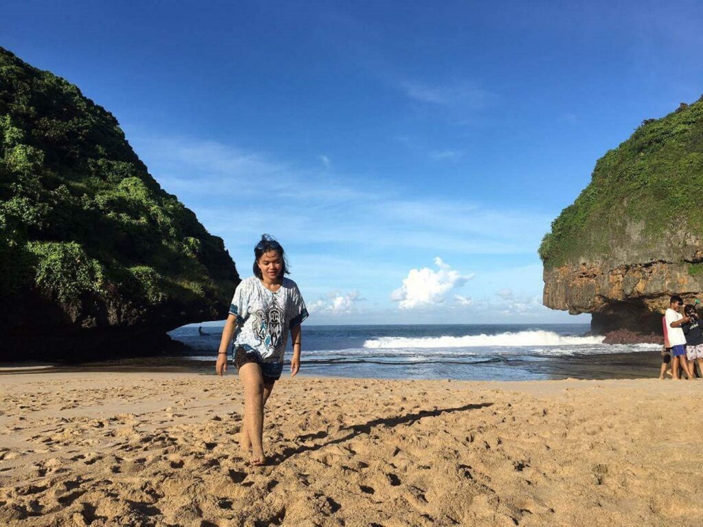 Camping Asik di Pantai Greweng Bonus Hiking Fondina Gusriza Sari