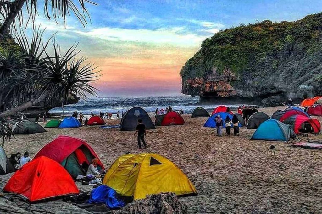 Pasir Putih dan Birunya Air Laut Pantai Greweng Gunungkidul Djogja Info