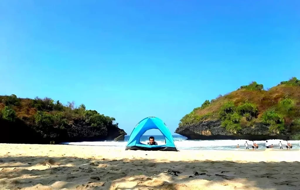 Pesona Pantai Sedahan Eksotisme Dua Tebing Batu dan Area Camping yang Nyaman di Gunung Kidul